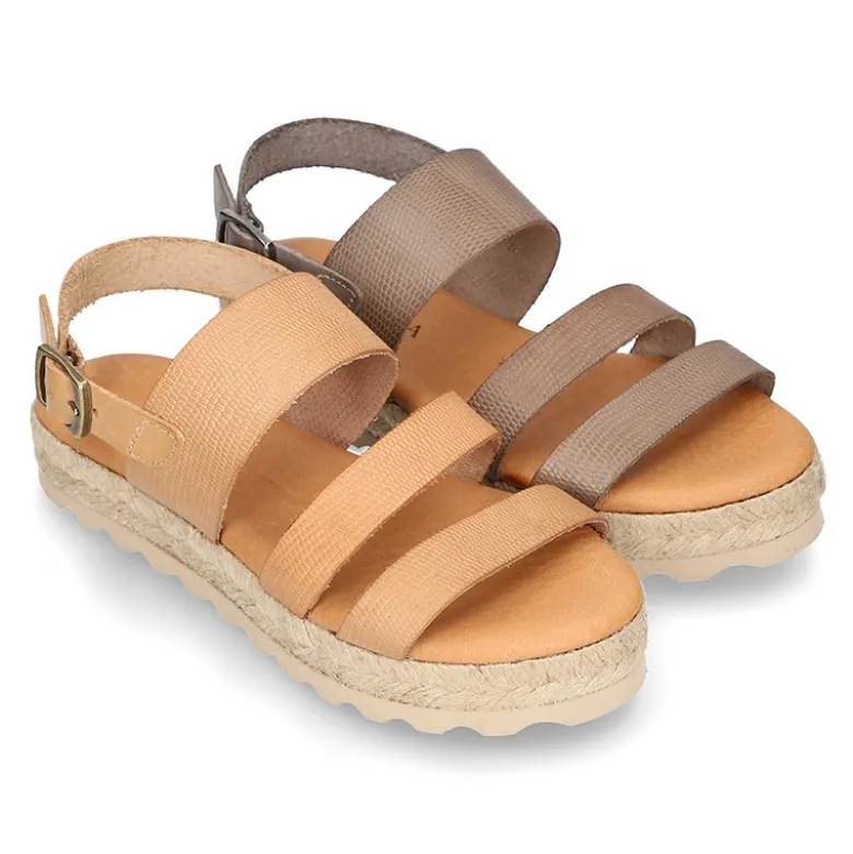 Sandalias tipo alpargata con tiras grabadas en piel.