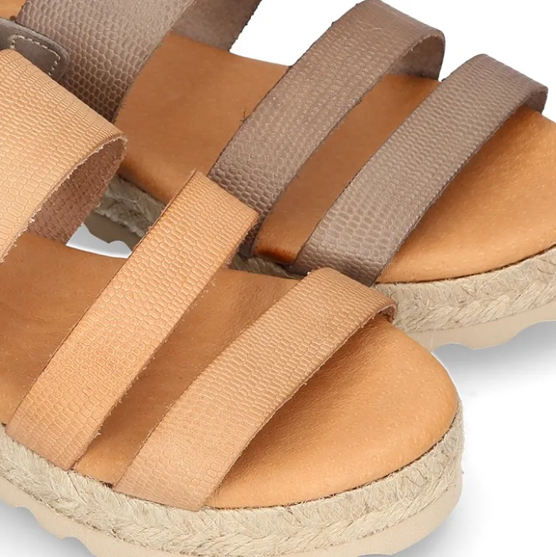 Sandalias tipo alpargata con tiras grabadas en piel.