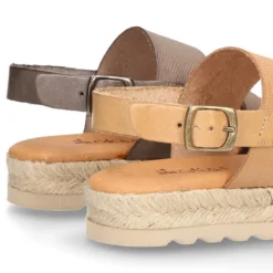 Sandalias tipo alpargata con tiras grabadas en piel.
