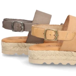 Sandalias tipo alpargata con tiras grabadas en piel.