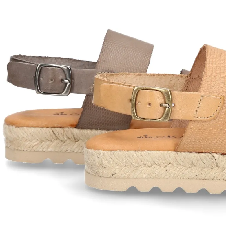 Sandalias tipo alpargata con tiras grabadas en piel.