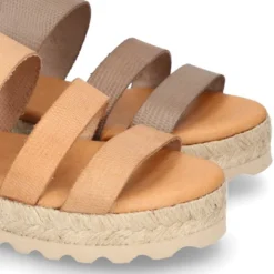 Sandalias tipo alpargata con tiras grabadas en piel.
