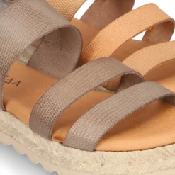 Sandalias tipo alpargata con tiras grabadas en piel.
