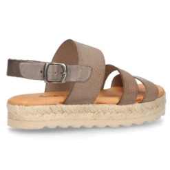 Sandalias tipo alpargata con tiras grabadas en piel.