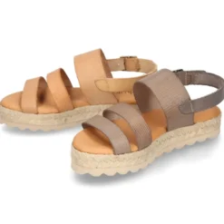 Sandalias tipo alpargata con tiras grabadas en piel.