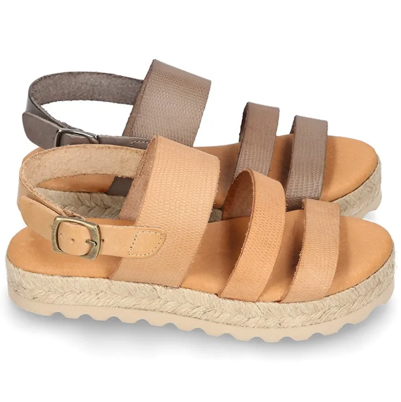 Sandalias tipo alpargata con tiras grabadas en piel.