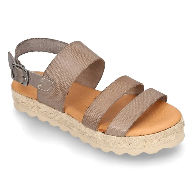 Sandalias tipo alpargata con tiras grabadas en piel.