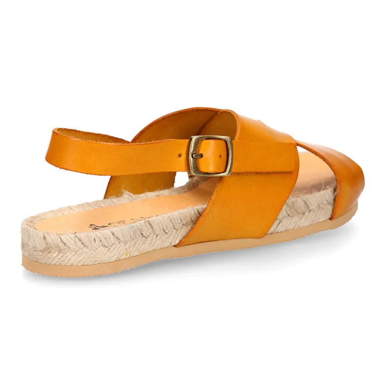 Sandalias tipo alpargata con tiras cruzadas en piel.
