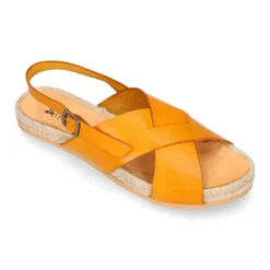 Sandalias tipo alpargata con tiras cruzadas en piel.