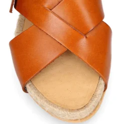 Sandalias tipo alpargata con tiras cruzadas en piel.