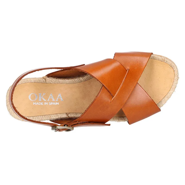 Sandalias tipo alpargata con tiras cruzadas en piel.