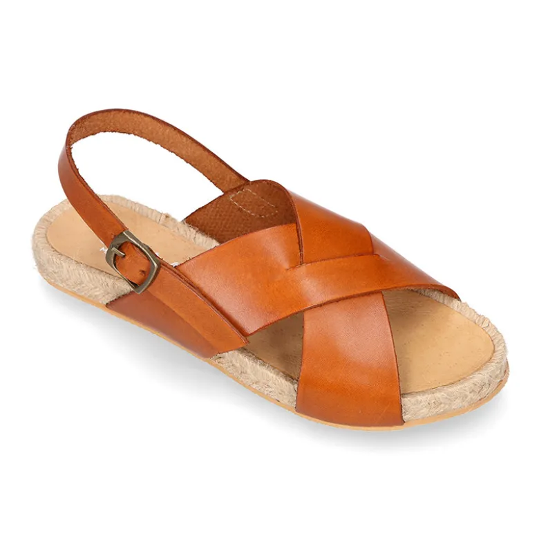 Sandalias tipo alpargata con tiras cruzadas en piel.