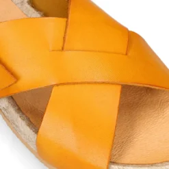 Sandalias tipo alpargata con tiras cruzadas en piel.