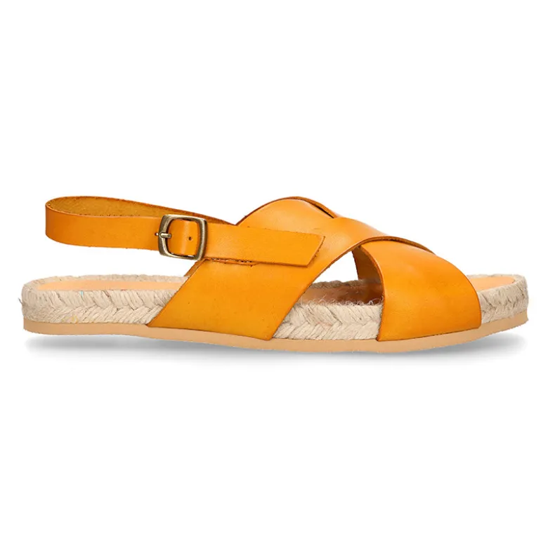 Sandalias tipo alpargata con tiras cruzadas en piel.