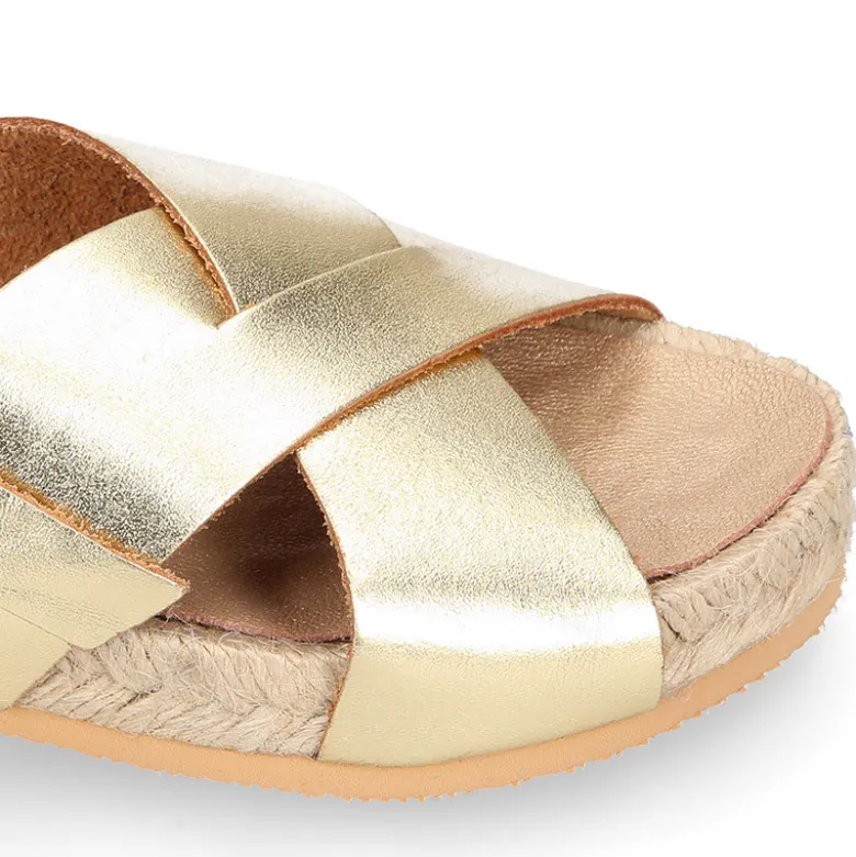 Sandalias tipo alpargata con tiras cruzadas en piel.