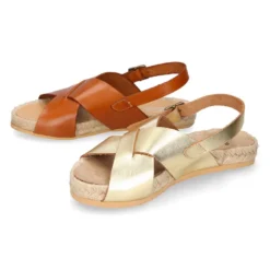 Sandalias tipo alpargata con tiras cruzadas en piel.