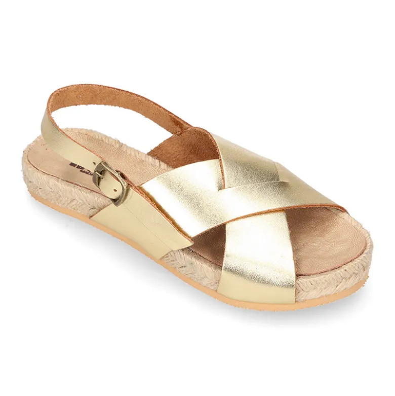 Sandalias tipo alpargata con tiras cruzadas en piel.