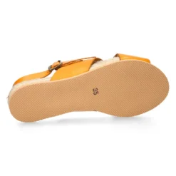 Sandalias tipo alpargata con tiras cruzadas en piel.