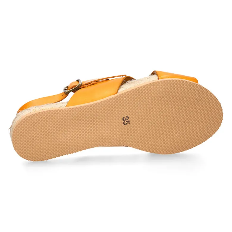 Sandalias tipo alpargata con tiras cruzadas en piel.
