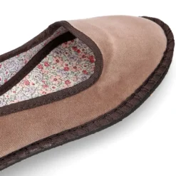 Slipper de mujer con horma estilizada en terciopelo