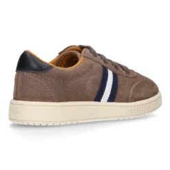 Tenis CASUAL con bandera en piel serraje con cordones.