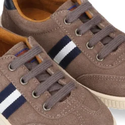 Tenis CASUAL con bandera en piel serraje con cordones.