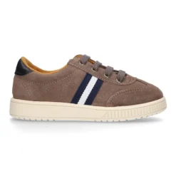 Tenis CASUAL con bandera en piel serraje con cordones.