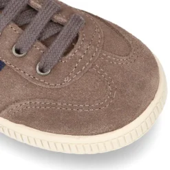 Tenis CASUAL con bandera en piel serraje con cordones.