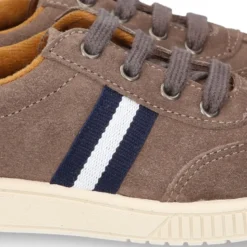 Tenis CASUAL con bandera en piel serraje con cordones.