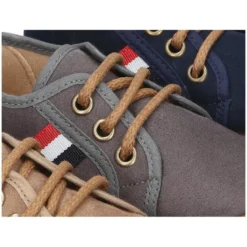 Tenis en Serratex con bandera lateral y cordones.