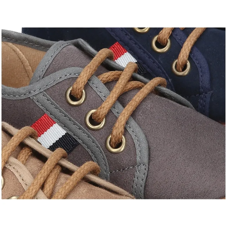 Tenis en Serratex con bandera lateral y cordones.