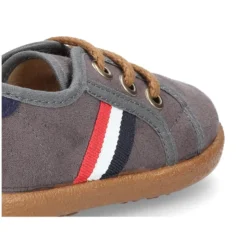 Tenis en Serratex con bandera lateral y cordones.