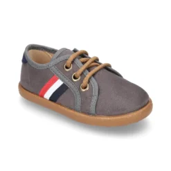 Tenis en Serratex con bandera lateral y cordones.