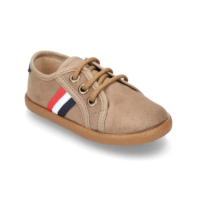Tenis en Serratex con bandera lateral y cordones.