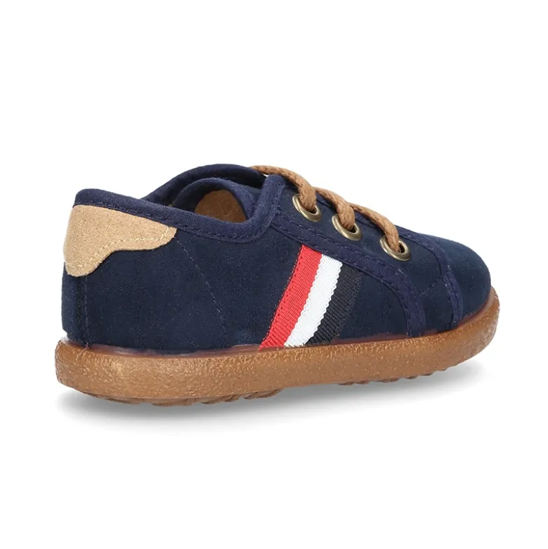 Tenis en Serratex con bandera lateral y cordones.