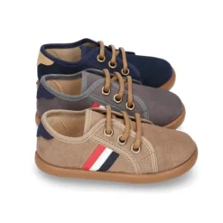 Tenis en Serratex con bandera lateral y cordones.