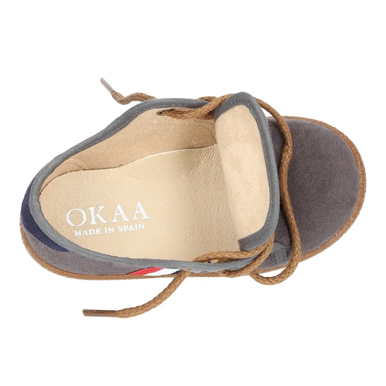 Tenis en Serratex con bandera lateral y cordones.