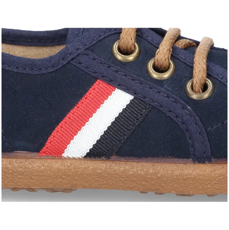 Tenis en Serratex con bandera lateral y cordones.