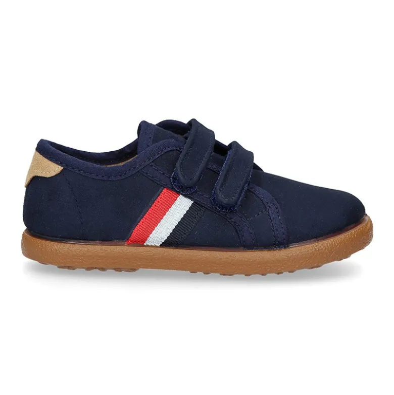 Tenis en Serratex con bandera lateral sin cordones.