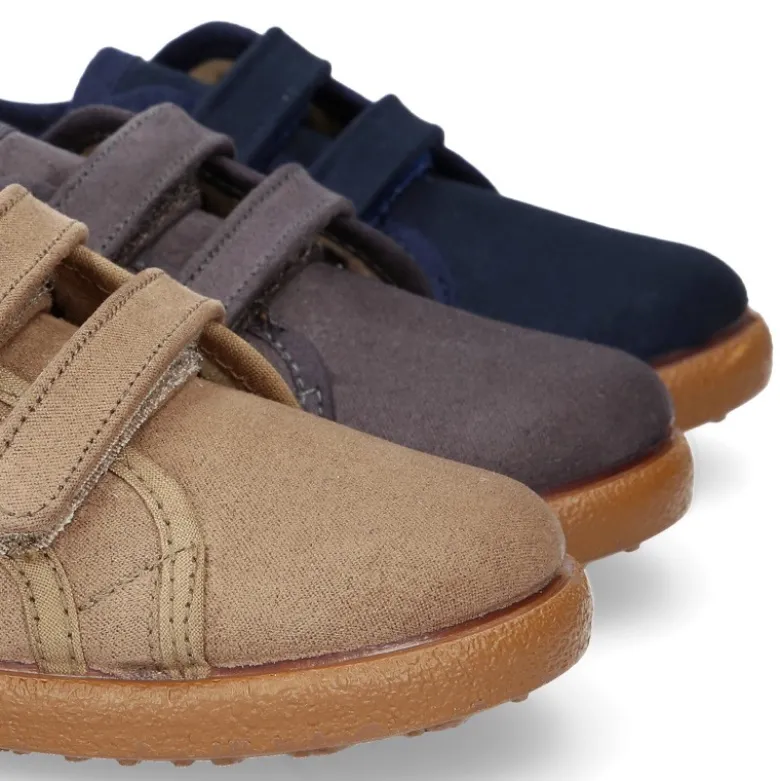 Tenis en Serratex con bandera lateral sin cordones.