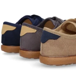 Tenis en Serratex con bandera lateral sin cordones.