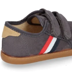 Tenis en Serratex con bandera lateral sin cordones.