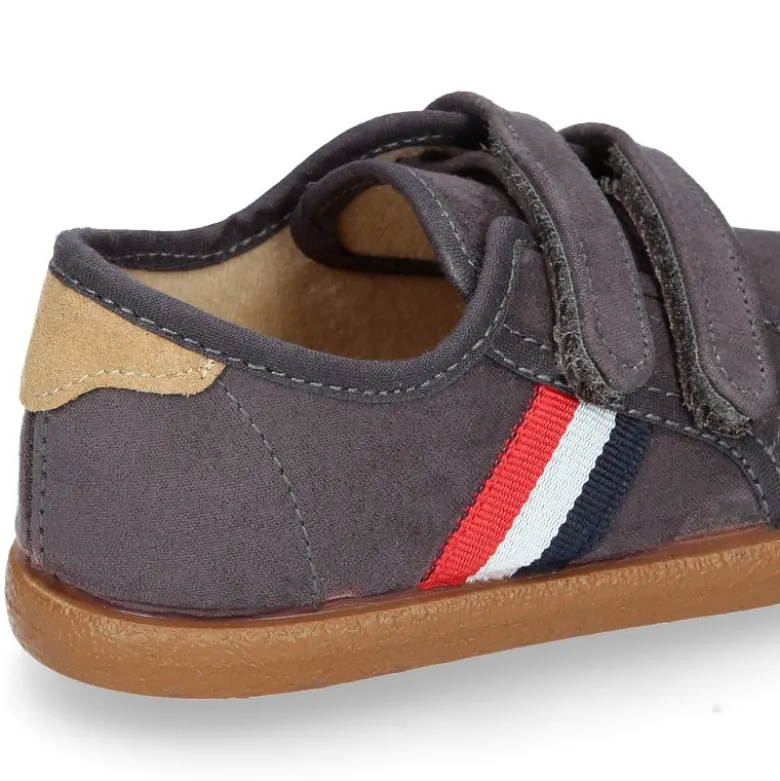 Tenis en Serratex con bandera lateral sin cordones.
