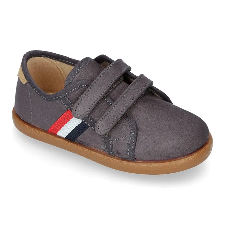 Tenis en Serratex con bandera lateral sin cordones.