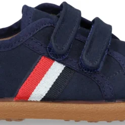 Tenis en Serratex con bandera lateral sin cordones.