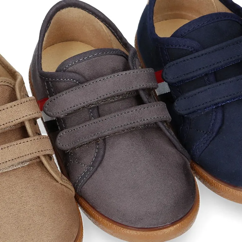 Tenis en Serratex con bandera lateral sin cordones.