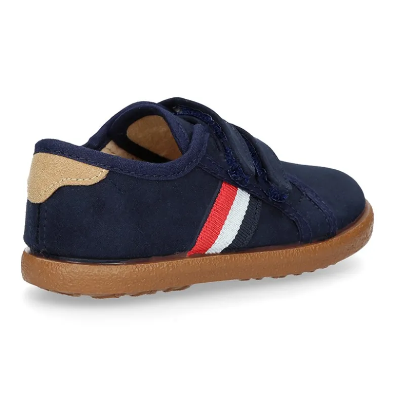 Tenis en Serratex con bandera lateral sin cordones.
