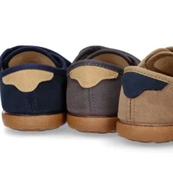 Tenis en Serratex con bandera lateral sin cordones.