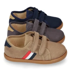 Tenis en Serratex con bandera lateral sin cordones.