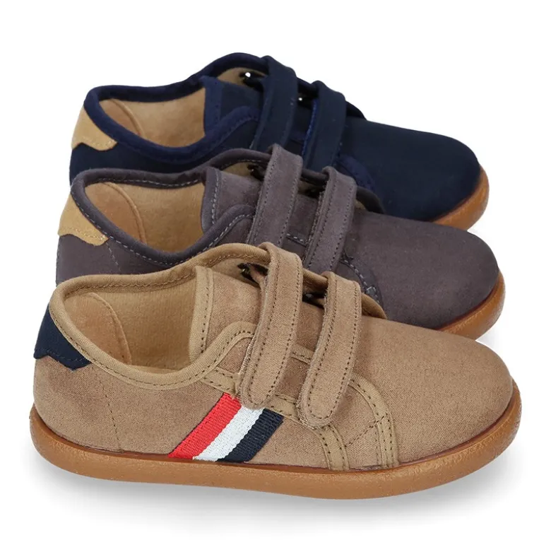Tenis en Serratex con bandera lateral sin cordones.